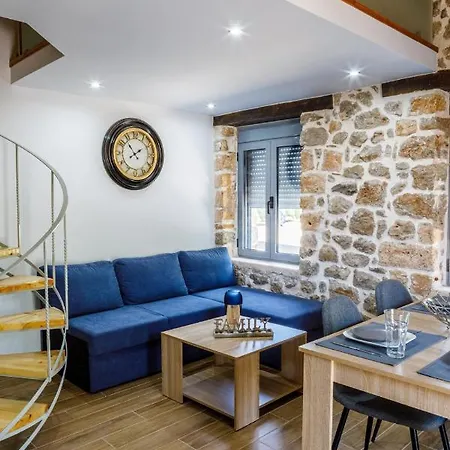 Semesterbostad Adrian's Luxury 2 *